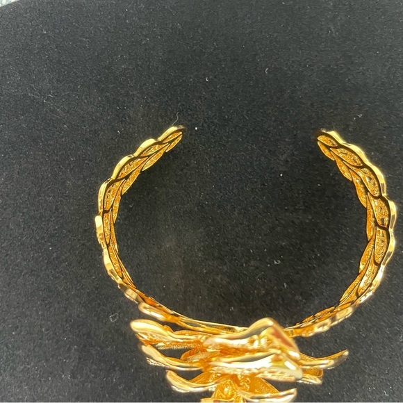 Elegant Gold tone Floral Bracelet - Picture 4 of 5